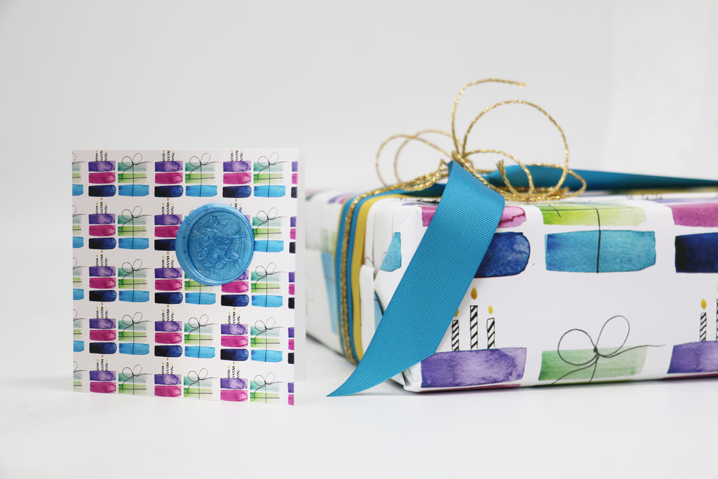 تغليف ورق - ازرق هدايا - مع كرت و ختم