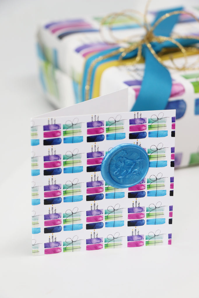 تغليف ورق - ازرق هدايا - مع كرت و ختم