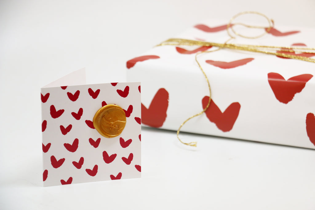 تغليف ورق - احمر قلوب - مع كرت و ختم