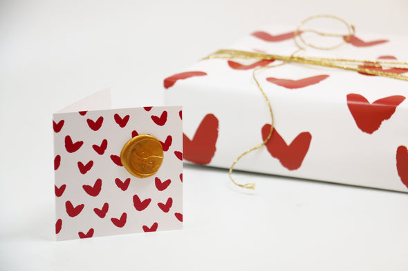 تغليف ورق - احمر قلوب - مع كرت و ختم