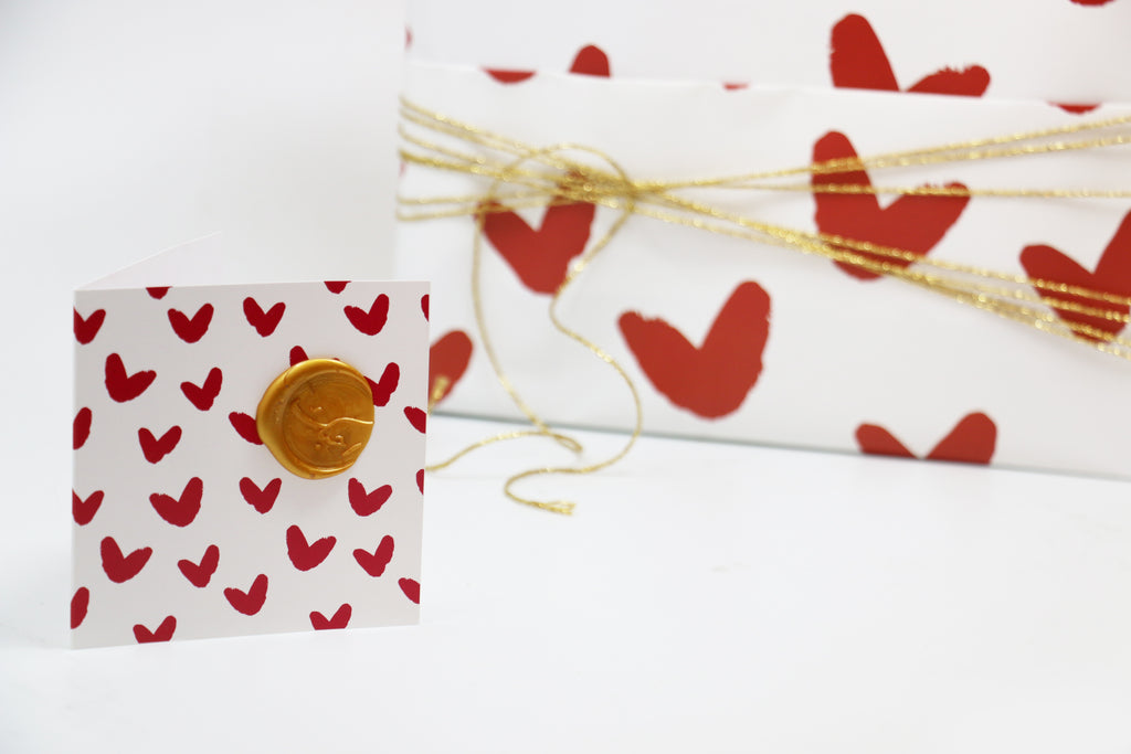 تغليف ورق - احمر قلوب - مع كرت و ختم