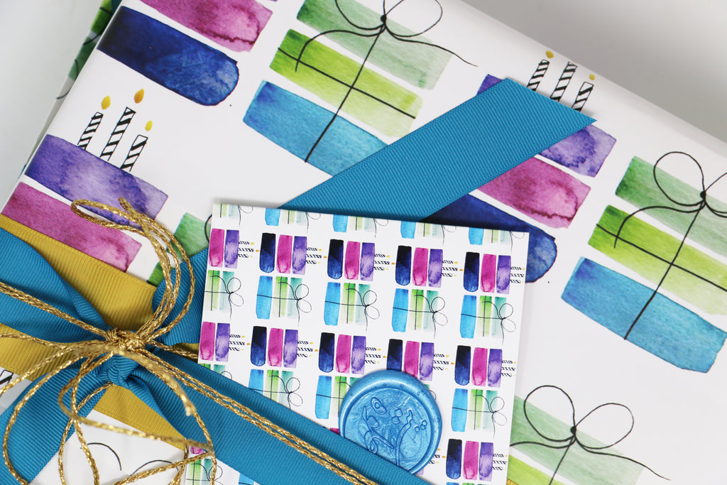 تغليف ورق - ازرق هدايا - مع كرت و ختم