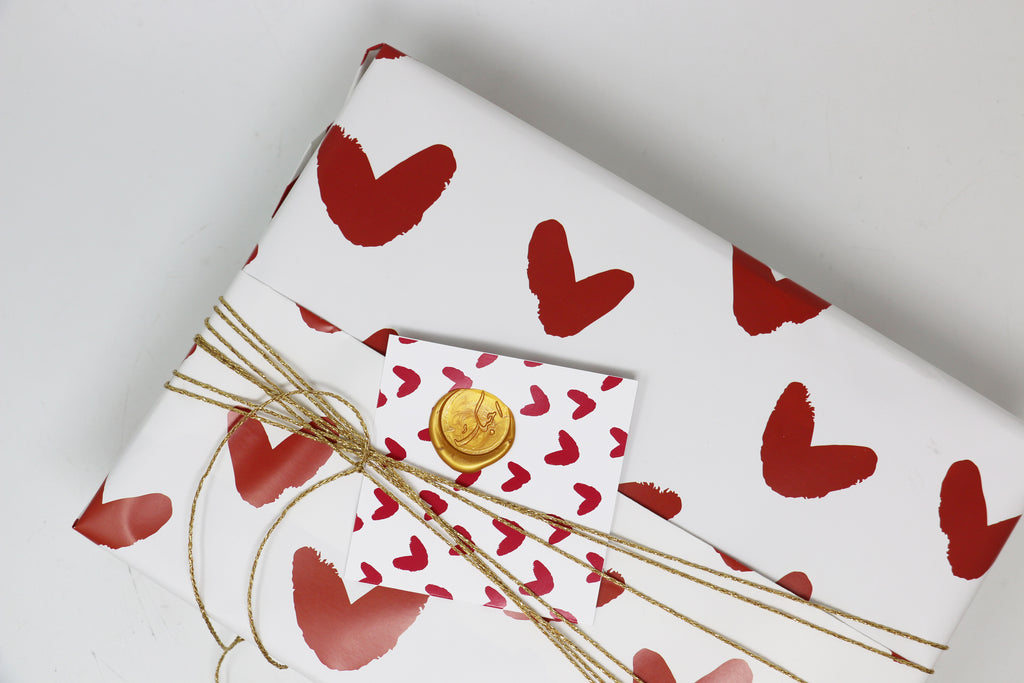 تغليف ورق - احمر قلوب - مع كرت و ختم