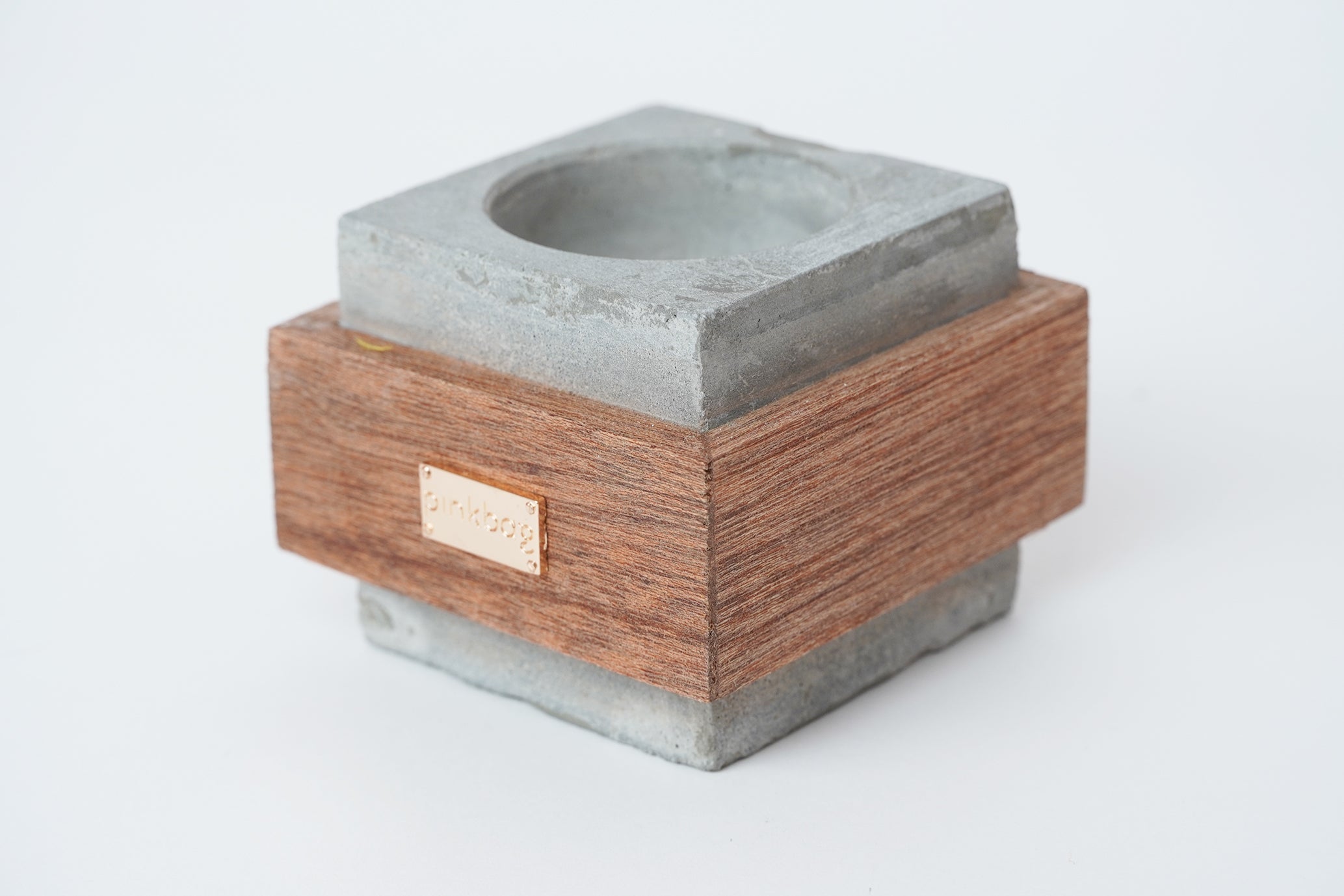 concreted and wood ring mubkar